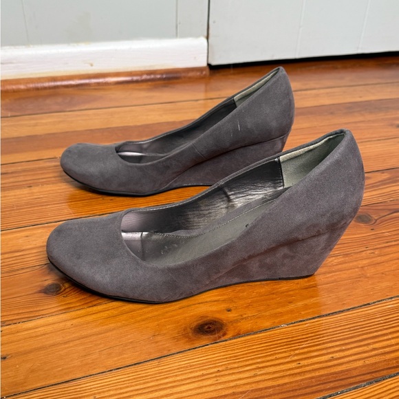 ⭐️3/$25⭐️ Chinese Laundry Velvet Wedge Pumps - Picture 3 of 9